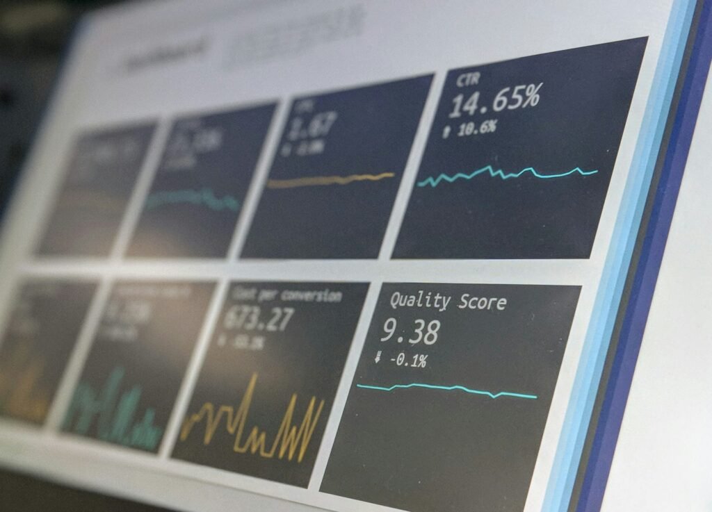 Pantalla con panel de datos y graficas de analitica, estetica tecnologica