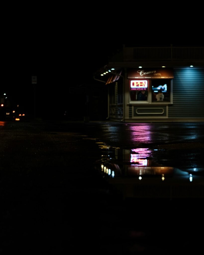 Vitrina de tienda con luces de neon reflejadas, estetica nocturna de e-commerce