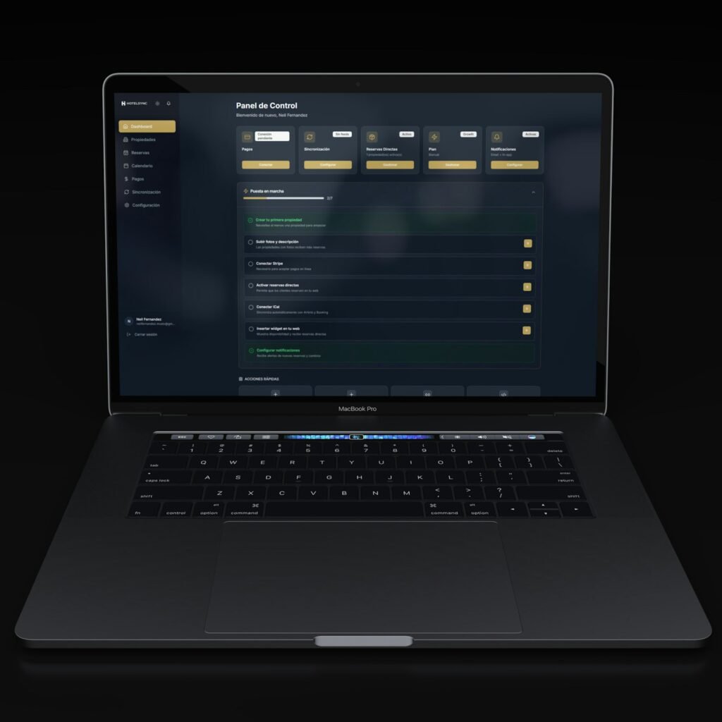 Laptop con dashboard de software en tema oscuro, paneles de datos y metricas